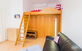 Retro Chic - Charming Apartment Near Augarten